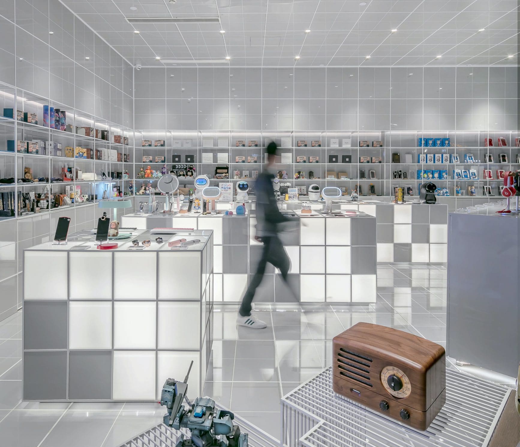 Intérieur d'une boutique vendant de nombreux objets technologiques.