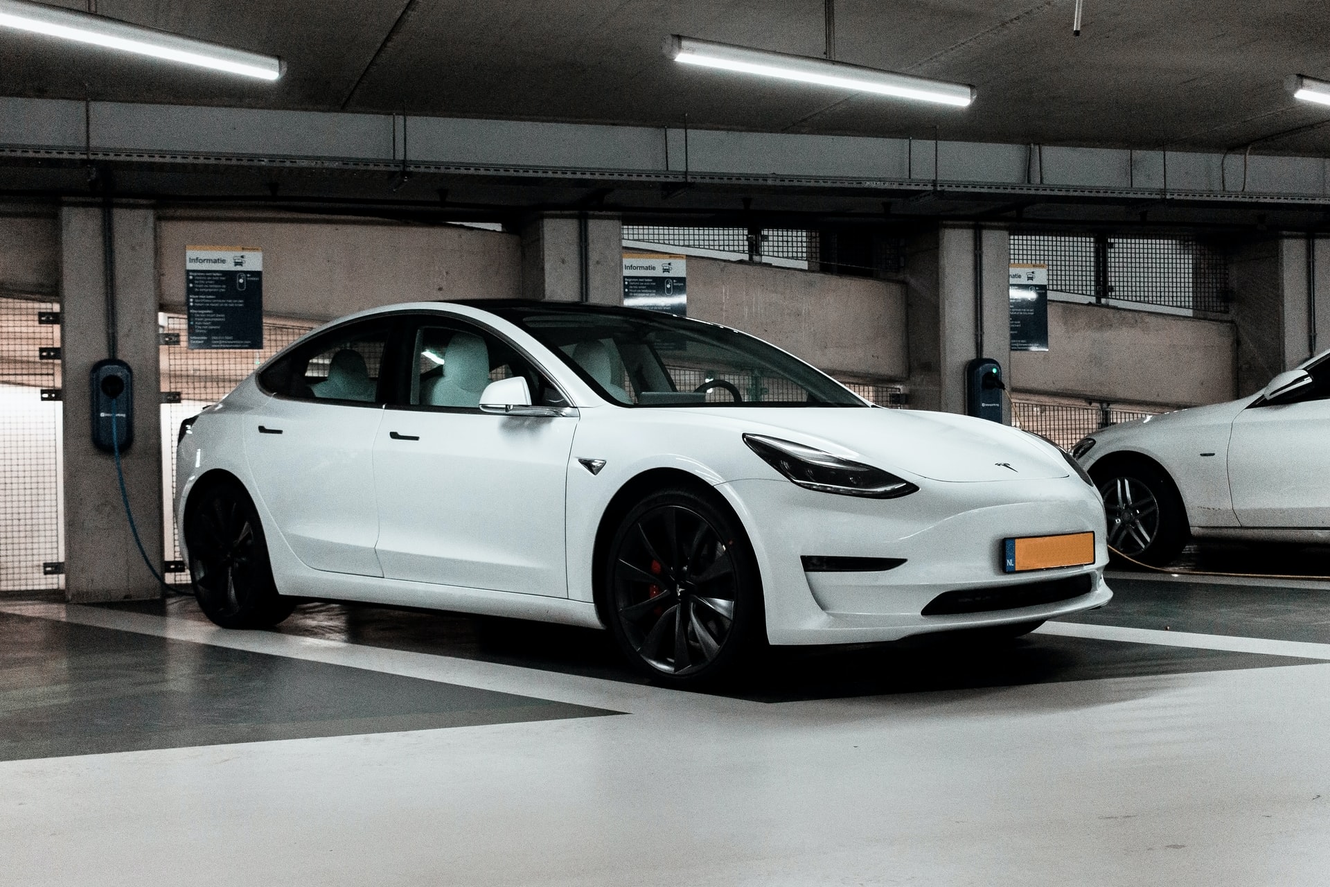 tesla blanche garage souterrain autopilot